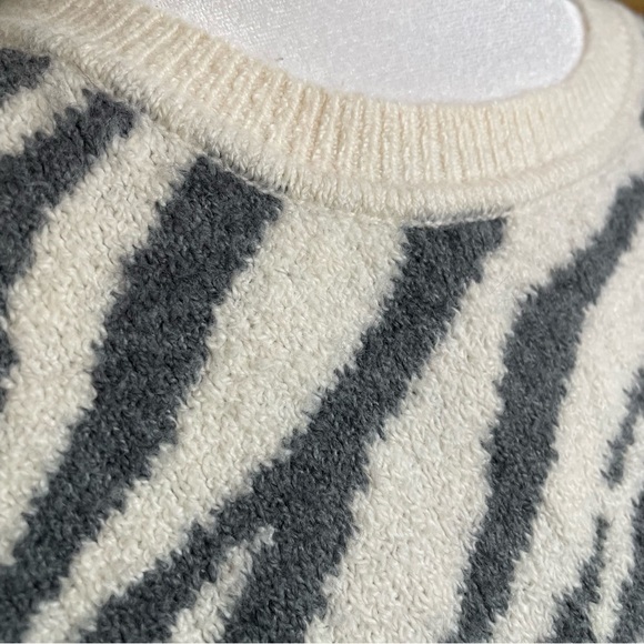 Yet Again Zebra Print Long Sleeve Fuzzy Crewneck Sweater Small - Picture 5 of 10